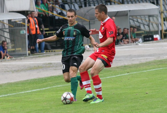 Piłkarze Stali Stalowa Wola (z piłką Radosław Mikołajczak) przegrali z Limanovią Limanowa 0:1, ale mają dostać trzy punkty walkowerem.