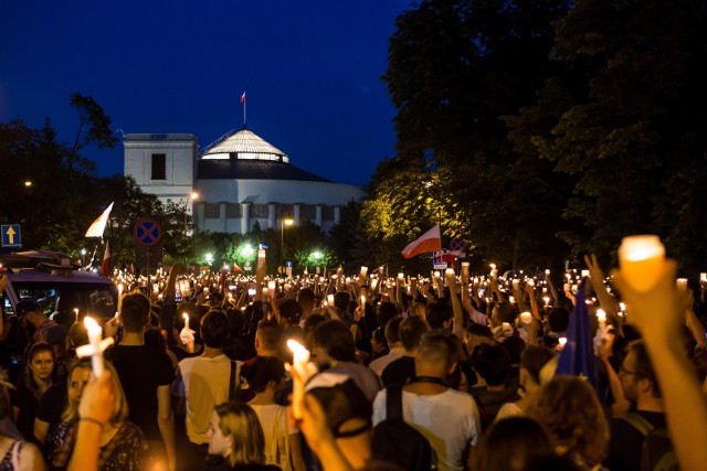 Polacy wielokrotnie wychodzili na ulice, by zamanifestować sprzeciw wobec praktyk rządu PiS. Najliczniejsze były lipcowe demonstracje w obronie sądów