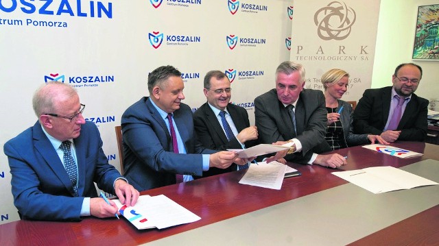 Oficjalne podpisanie umowy w gabinecie prezydenta Piotra Jedlińskiego