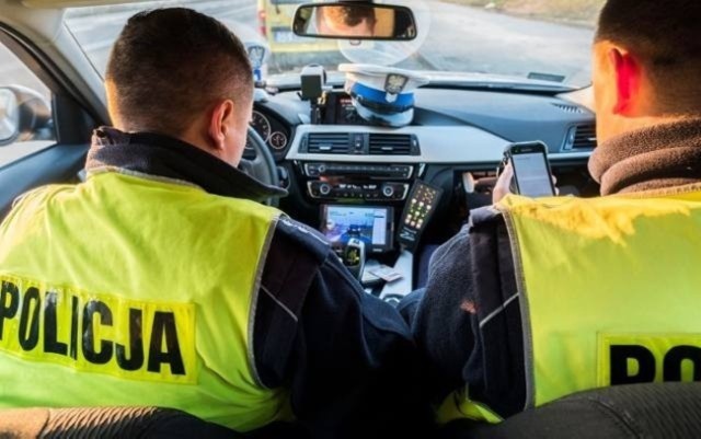 W minioną sobotę, 11 lutego, policjanci z aleksandrowskiej "patrolówki" zwrócili uwagę na kierującego volkswagenem. Mundurowi zatrzymali go do kontroli. Okazało się, że siedzący za kierownicą 22-latek nie ma prawa prowadzić samochodu