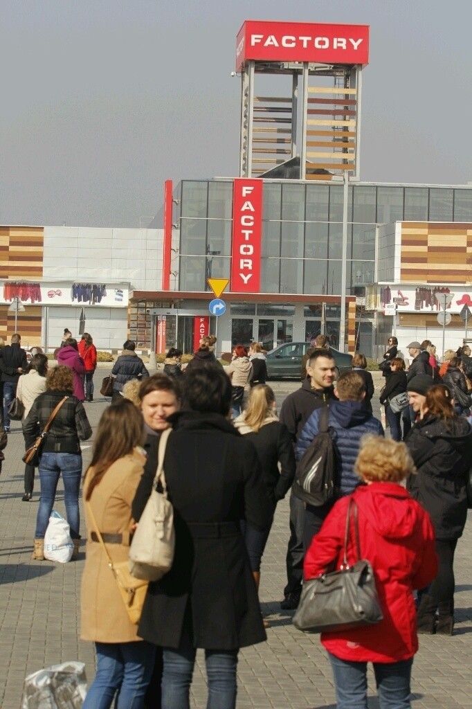 Wrocław: Alarm bombowy w centrum Factory. Ewakuowano ponad 100 osób (ZDJĘCIA)