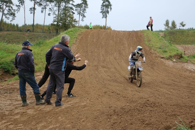 Sezon motocrossowy zakończono w Lipnie na jednym z trudniejszych i lepiej przygotowanych torów w kraju. Na starcie w kilku kategoriach stanęli zawodnicy z Polski i świata. Było wiele emocji oraz kibiców, którzy widowisko chcieli zobaczyć na własne oczy. Dla wielu sezon się skończył, ale zawodnicy z Lipna mogą korzystać z PUK Areny.  Zamknięty tor cieszy się od roku ogromnym zainteresowaniem i przyciąga fanów tego niezwykłego sportu z całego kraju. Jest to pierwszy taki tor w Polsce, który pobudowało lipnowskie Przedsiębiorstwo Usług Komunalnych. Więcej w "Tygodniku Lipnowskim".