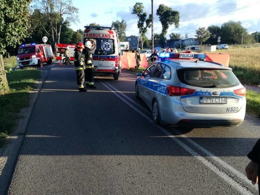 Wypadek w Leźnie 31.07.2019. Samochód osobowy zderzył się ze skuterem. Poszkodowany 30-letni obywatel Turcji został przewieziony do szpitala