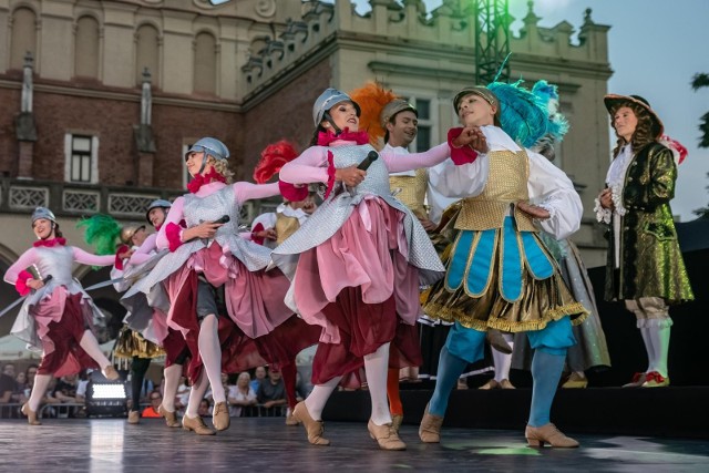Niezwykle widowiskowe pokazy tancerzy ściągają co roku na Festiwal Tańców Dworskich tłumy widzów i chętnych do wspólnego tańca