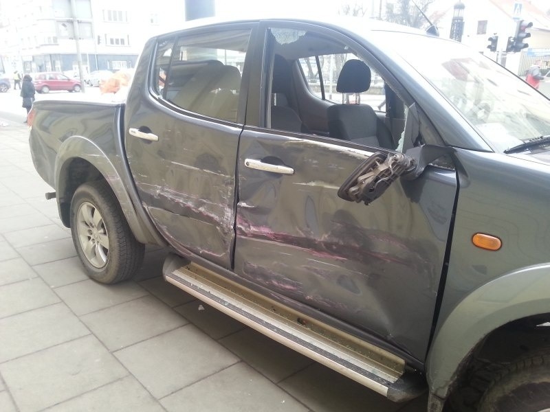 Na Piotrkowskiej doszło do zderzenia samochodu z tramwajem