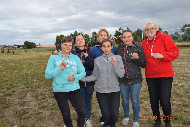 Co roku panie z Koła Gospodyń Wiejskich w Mierucinie zapraszają na Rodzinny Piknik, by w ten sposób powitać lato. Tak było i tym razem. "Działo się wiele, dzieci korzystały m.in. z kuli wodnej, kąpieli w piłeczkach, przejażdżki bryczką, malowania flamastrem na folii. Odbyły się mecze piłki nożnej tata - syn, drużyny mieszanej najmłodszych pociech oraz mecz piłki siatkowej mama - córka", relacjonują organizatorki. Kolejnym punktem programu były zapasy sumo. Gospodynie serwowały ciasta, kiełbaski z grilla, ziemniaczaną spiralę i napoje. "Pogoda dopisała i goście również zjechali z sąsiednich wiosek. Dziękujemy wszystkim i do zobaczenia za rok".