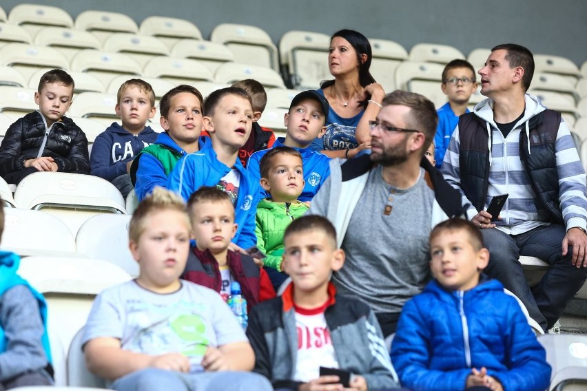 Trybuny stadionu Cracovii opanowały dzieci