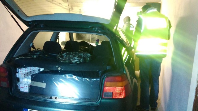 W środę (7 grudnia) strażnicy graniczni na jednej z żarskich ulic skontrolowali samochód osobowego volkswagena passata, w którym znaleźli papierosy bez akcyzy skarbowej.