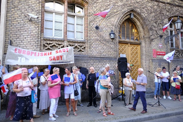 Przed toruńskim sądem, podobnie jak w całym kraju, odbył się wczoraj protest przeciwko forsowanym przez PiS zmianom w sądownictwie