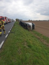 Wypadek na drodze Serbów - Ośno. Ciężarówka zaczepiła busa z lawetą. Droga jest zablokowana