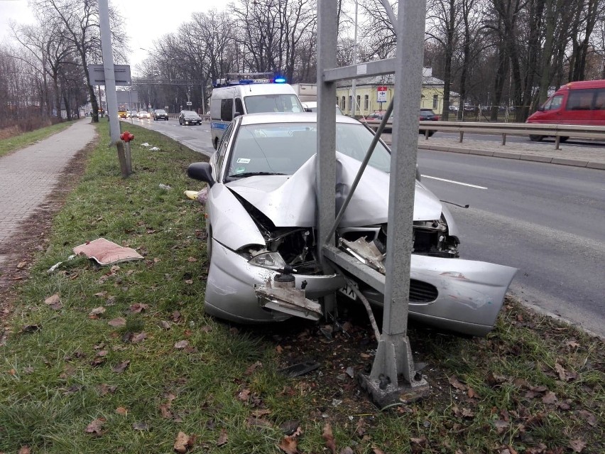 Wypadek na al. Kraśnickiej w Lublinie. Mężczyzna zasłabł i uderzył autem w słup