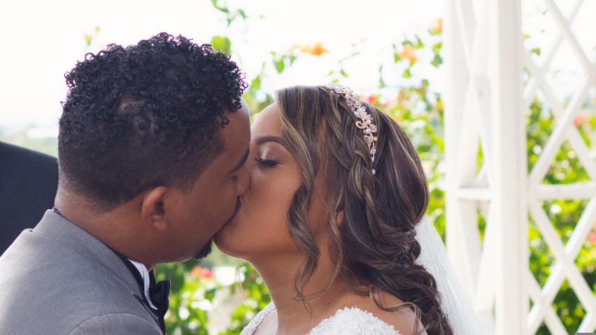 Pocałunek po przysiędze małżeńskiej symbolizuje wierność...