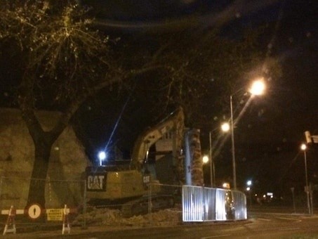 Przy areszcie śledczym pojawił się ciężki sprzęt. W murze od strony ul. Łużyckiej jest wielka dziura. Zaniepokojony Czytelnik pyta, "co tam się stało?". Okazuje się, że to kolejne wielkie przedsięwzięcie związane z modernizacją tego obiektu. Jak poinformował nas kpt. Przemysław Kierzek, rzecznik prasowy dyrektora Aresztu Śledczego w Zielonej Górze rozpoczęto wyburzanie muru. Zostanie on wymieniony na nowy, ze względu na zły stan techniczny. - Obecnie trwa wyburzanie starego muru. Jeśli wszystko pójdzie zgodnie z planem, prace mogą zakończyć się za trzy miesiące - przyznał rzecznik. -  Poczyniliśmy wszelkie starania i kroki, aby przedsięwzięcie było dokładnie zabezpieczone. Aby nikt z osadzonych nie wydostał się i nie doszło do niebezpiecznych sytuacji - zapewnił. Ulica Łużycka w Zielonej Górze: Mogą pojawić się utrudnienia W związku z trwającymi pracami mogą pojawić się utrudnienia w okolicy aresztu przy ul. Łużyckiej w Zielonej Górze. Przez dwa - trzy miesiące zostaje zamknięte przejście przy areszcie. Może zdarzyć się również tak, że jeden z pasów ruchu na czas wywożenia gruzu także zostanie zamknięty. Wszystkie prace będą wykonywane tak, aby wprowadzać jak najmniej utrudnień dla kierowców i pieszych.  Zobacz również: Nowy wygląd aresztu śledczego w Zielonej Górze. Tak zmienia się budynek przy ul. Łużyckiej w Zielonej Górze [ZDJĘCIA]Byliśmy w zielonogórskim areszcie. Zobaczycie zdjęcia miejsc, w których przebywają codziennie więźniowie Areszt śledczy z lotu ptaka 