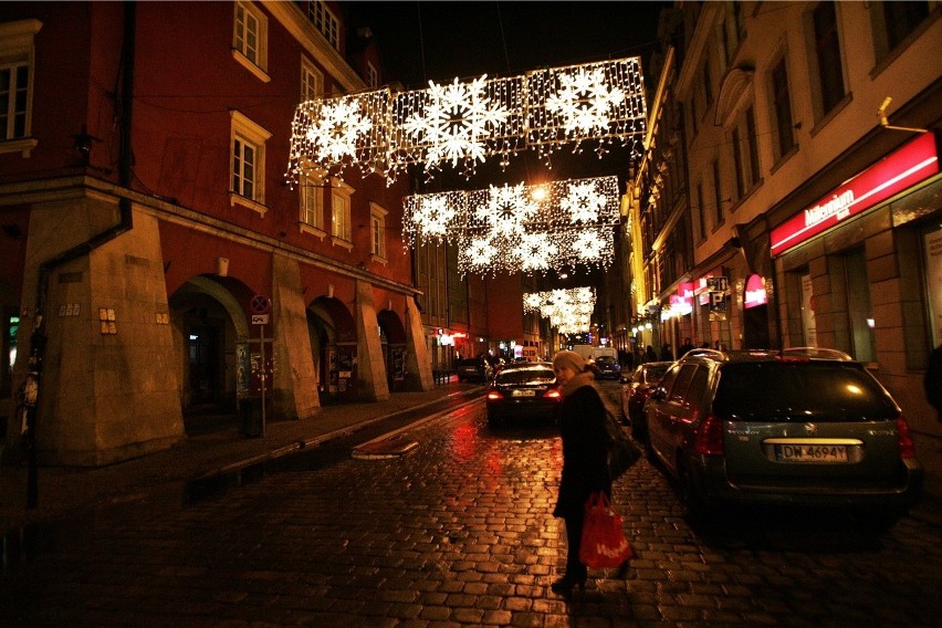 Wrocław: Świąteczna iluminacja już świeci, ale bez choinki (ZDJĘCIA)