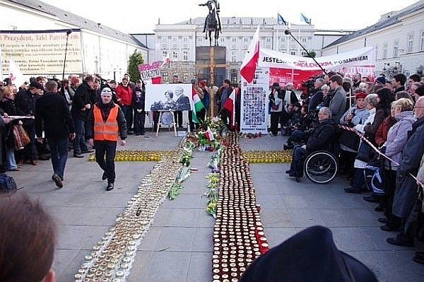 Politycy PiS złożyli kwiaty przed Pałacem Prezydenckim