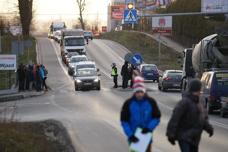 Mieszkańcy blokowali ulicę 29 Listopada. Mają dość lekceważenia północnej części Krakowa [ZDJĘCIA]