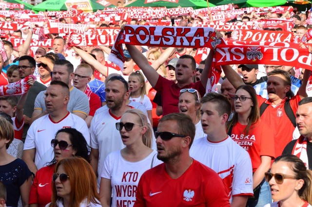 Punktualnie o godz. 17 rozpoczął się mecz Polska - Senegal w ramach Mundialu 2018 w Rosji. W Koszalinie, w strefie kibica spotkali się tłumy miłośników piłki nożnej. Z szalikami, czapkami, koszulkami w kolorach biało-czerwonych, z wymalowanymi twarzami - wszyscy przyszli kibicować reprezentacji Polski w piłkę nożną. Zapraszamy do obejrzenia zdjęć z koszalińskiej strefy kibica.MECZ Polska Senegal WYNIK NA ŻYWO. Transmisja meczu Polska Senegal ONLINE i TV 19.06.2018