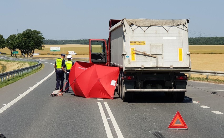 Tragedia na DK 94. W Strzelcach Opolskich ciężarówka śmiertelnie potrąciła pieszego