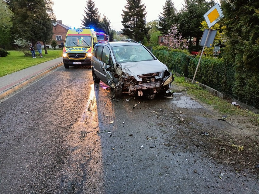 Wypadek w Hermanowej. Kierujący oplem zjechał z drogi i uderzył w słup telekomunikacyjny [ZDJĘCIA]