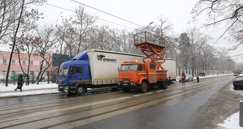 Na ul. Narutowicza ciężarówka zerwała trakcję tramwajową [zdjęcia]