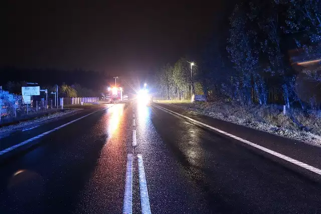 Policjanci ze Świecia wyjaśniają okoliczności śmiertelnego potrącenia kobiety w Górnej Grupie. Policja przypomina o noszeniu odblasków.