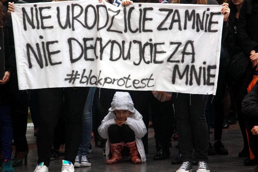 Duża frekwencja na Czarnym Proteście w Lublinie (ZDJĘCIA, WIDEO)