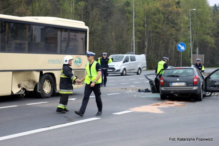 Wypadek autobusu na krajowej trójce pod Lubinem. Trzy osoby ranne