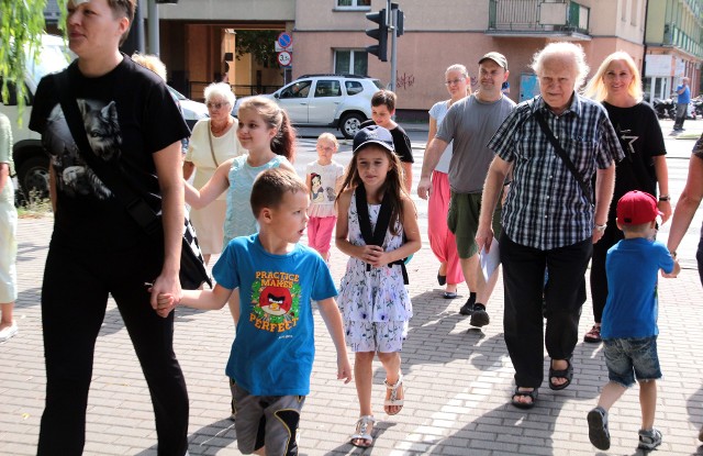 W ramach wakacyjnych zajęć dla dzieci w bibliotece miejskiej w Grudziądzu w filii nr 13. zorganizowano spacer po dzielnicy Kuntersztyn z przewodnikiem Grudziądzkiego Towarzystwa Kultury Tadeuszem Rauchfleiszem, który w ciekawy sposób opowiadał o historii tej dzielnicy.