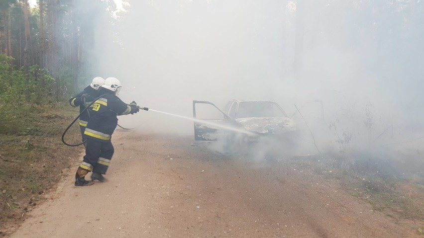 Auto paliło się w lesie w okolicach Oliszek/Ogrodnik (gmina...