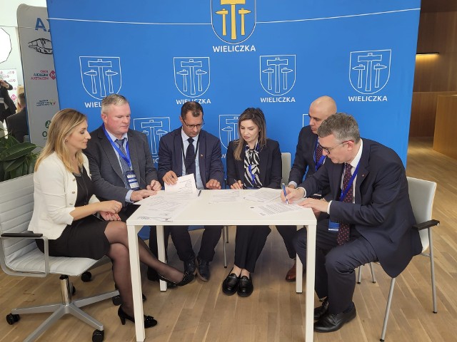 Porozumienie w sprawie utworzenia  Europejskiego Instytutu ds. Zrównoważonego Rozwoju podpisano podczas odbywającej się w Wieliczce - międzynarodowej konferencji „Ekonomia – Finanse – Zarządzanie. Współczesne wyzwania w polityce gospodarczej, biznesie i zarządzaniu”.