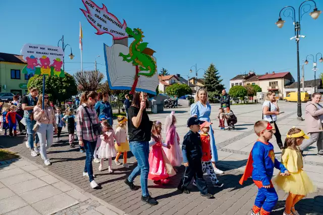 Bajkowy Korowód przeszedł ulicami Wodzisławia. Prawie 200 dzieci poprzebieranych za bajkowe postacie śpiewały i skandowały hasła promujące czytelnictwo i spędzanie czasu na świeżym powietrzu. Zobacz pochód na kolejnych zdjęciach