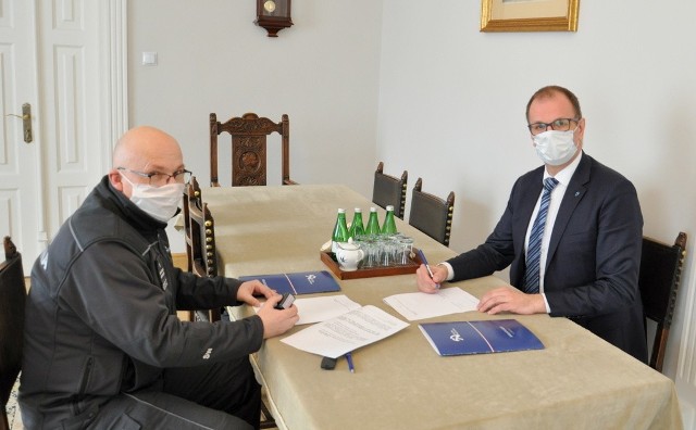 Porozumienie podpisali prezydent Przemyśla Wojciech Bakun i dyr. Zakładu Karnego w Medyce mjr Jacek Szlachcic.