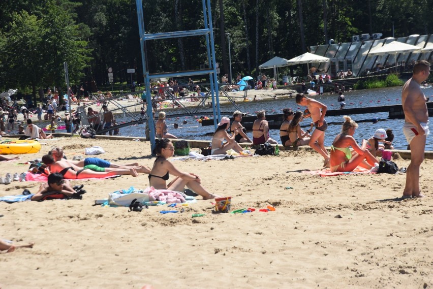 Nie ma sinic na Paprocanach. Plażowicze w szoku. Nad kąpieliskiem powiewa biała flaga