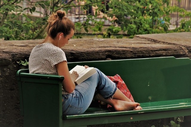 Wielu studentów podejmuje pracę jeszcze podczas pobierania nauki i fakt, że dopiero co zdobyli wyższe wykształcenie wcale nie oznacza, że są nowicjuszami na rynku pracy. Inaczej ich zarobki byłyby jeszcze niższe. Dlatego tak ważne jest, żeby już na studiach brać udział w stażach i w ten sposób zdobywać doświadczenie.