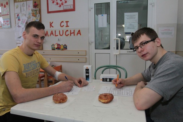 W piątek przed południem do placówki, oddać krew zgłosili się  (od lewej) Albert Kociński i Dawid Kęska. 