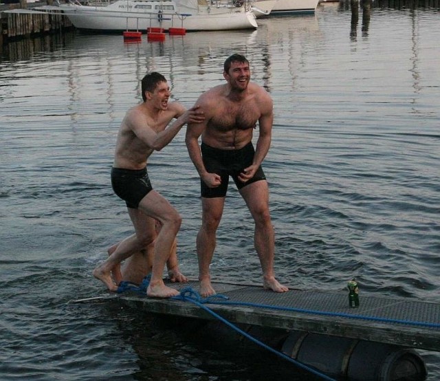 Krzysztof Makaryk (z prawej) i Miłosz Zniszczoł chwilę po wyjściu z wody. Woda była bardzo zimna, ale po takim sukcesie i takich sportowych emocjach, kto by na to zwracał uwagę.