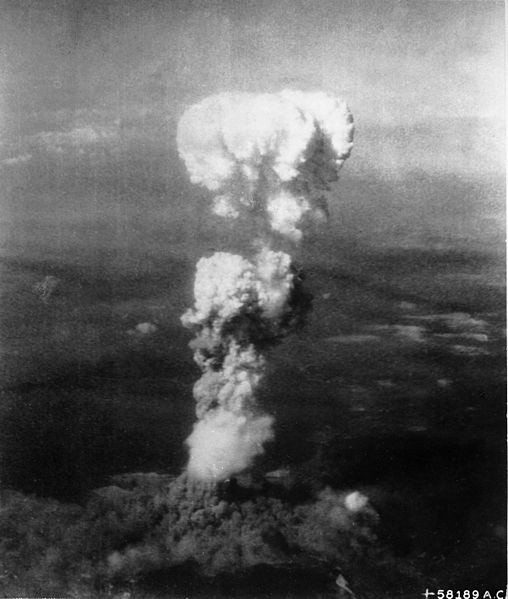 Wybuch bomby nad Hiroszimą sfotografowany z jednego z...
