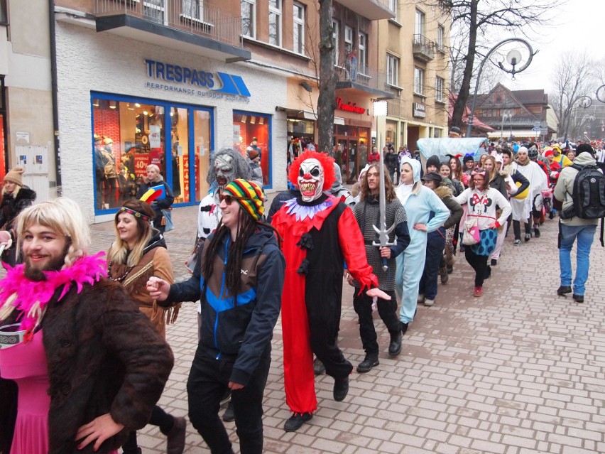 Zakopane. Maturzyści zatańczyli poloneza na Krupówkach [ZDJĘCIA,WIDEO]