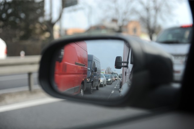 Policjanci zatrzymali 34-letniego mieszkańca Poznania, który  kradł wkłady lusterkowe od drogich samochodów. Straty jakie wyrządził poszkodowani wycenili na ponad 60 tys. złotych.