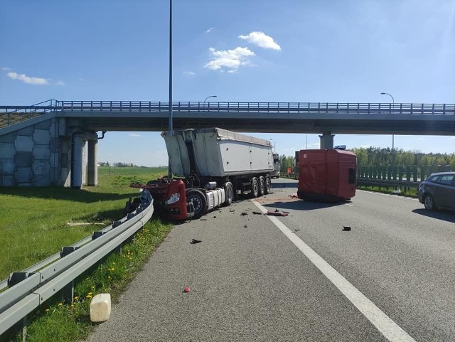 Poważny wypadek ciężarówek na A1. Jeden kierowca został poszkodowany!