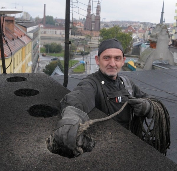 Na całej Opolszczyźnie pracuje 65 mistrzów kominiarskich.