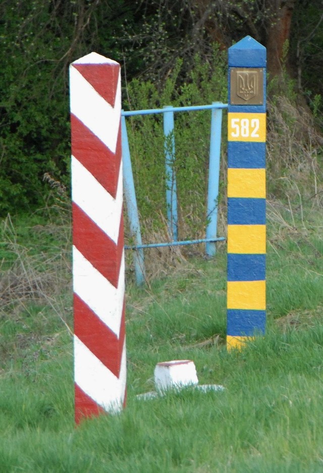 Słupy graniczne w Budomierzu w powiecie lubaczowskim, gdzie planowana jest budowa przejścia.