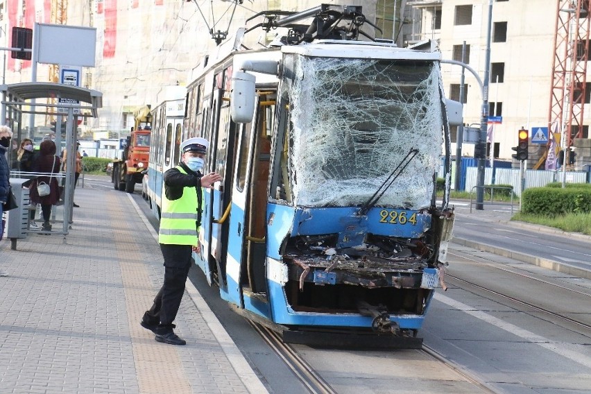 Awaryjny przejazd zniszczonych w wypadku tramwajów do...