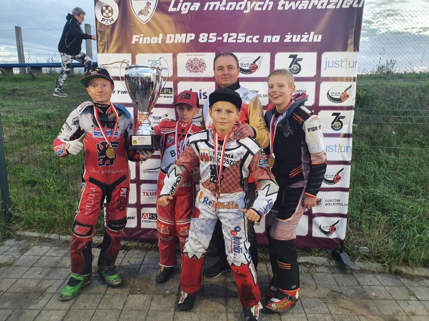 Od lewej: Maksymilian Pawełczak, Mieszko Mudło, trener Jacek...