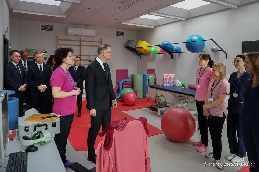 Wizyta prezydenta RP Andrzeja Dudy w szpitalu rehabilitacyjnym w Radziszowie. Zwiedzał nowy budynek i oglądał najnowocześniejsze wyposażenie