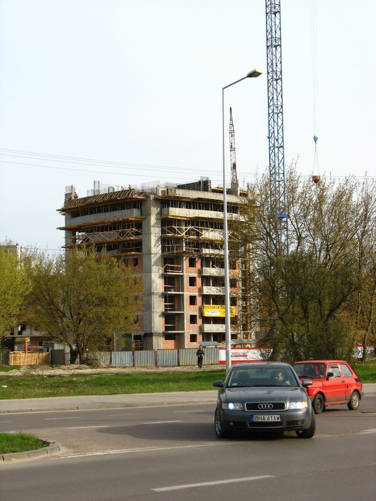 Na zdjęciu widzimy budowę jednego z najwyższych wieżowców w...