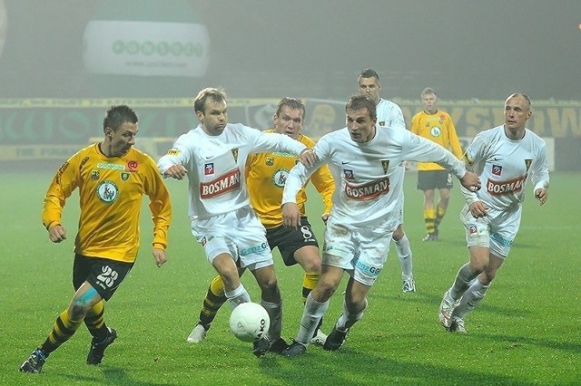 Dzięki awansowi do finału Pucharu Polski Pogoń (białe koszulki) zagra swoje ligowe spotkanie z Dolcanem tydzień później niż planowano