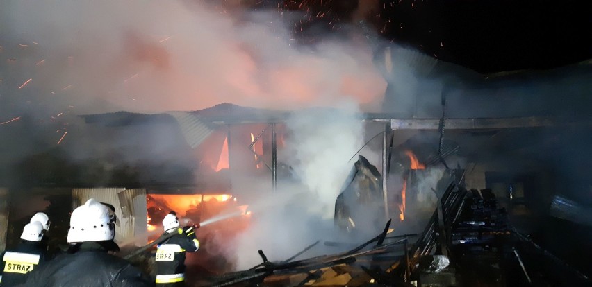 Pożar suszarni drewna w powiecie wieluńskim. Z ogniem walczyło 14 zastępów straży [FOTO] 