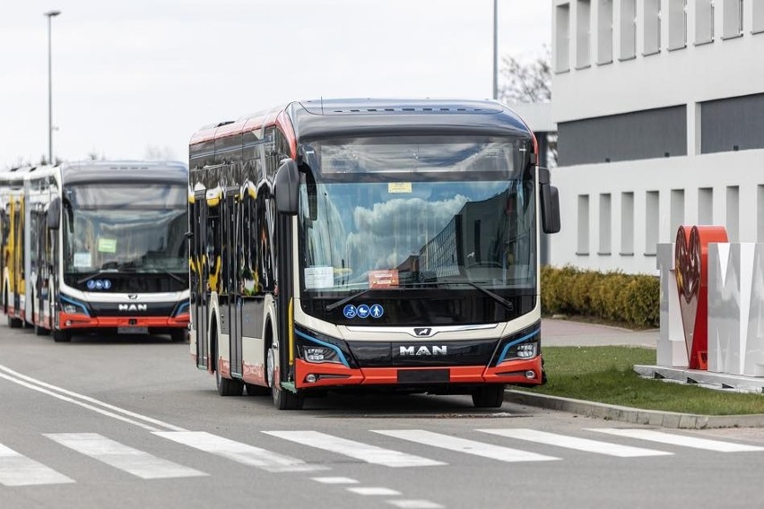 Pierwszy z zamówionych autobusów – 12-mwetrowy model Lion`s...