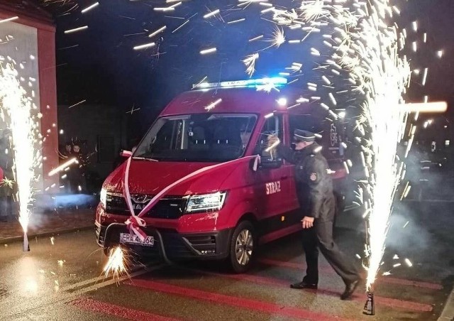 Ochotnicza Straż Pożarna KSRG w Kamieńsku odebrała nowy samochód